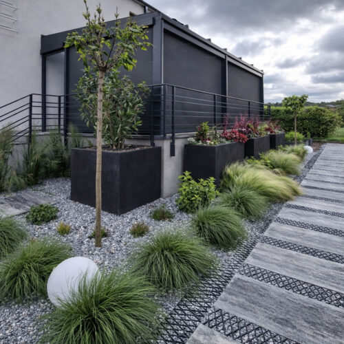 Ciemne donice na wymiar imitujące beton